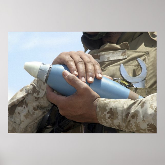 Pôster Vista aproximada de um soldado que está a carregar (Frente)