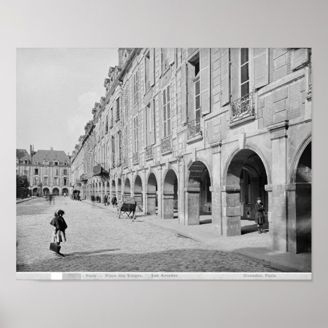 Pôster Vista do arco do Place des Vosges (Frente)
