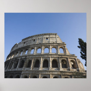Poster Vista larga que olha acima no Colosseum romano com
