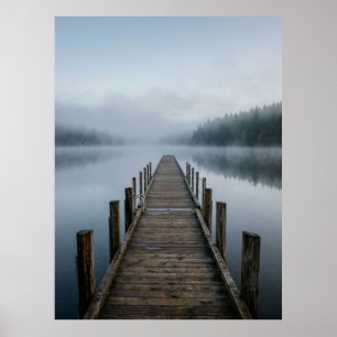 Poster Vista Tranquila do Pier de Madeira do Lago Misty