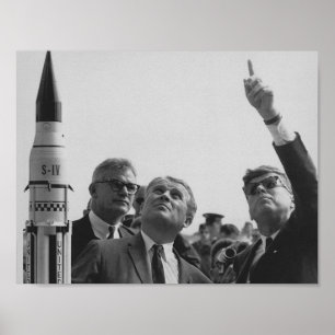 Pôster Von Braun and JFK Looking Towards The Sky