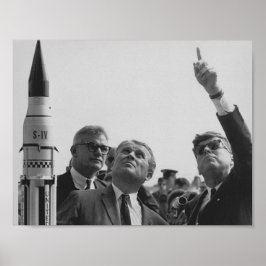 Pôster Von Braun e JFK em direção ao céu
