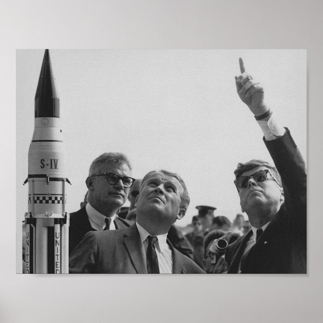 Pôster Von Braun e JFK em direção ao céu (Frente)