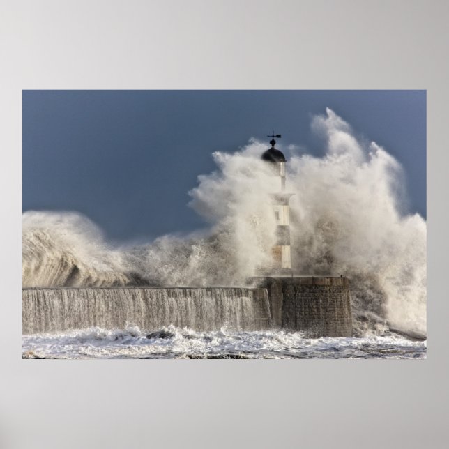 Pôster Waves Crashing Up Against A Lighthouse (Frente)