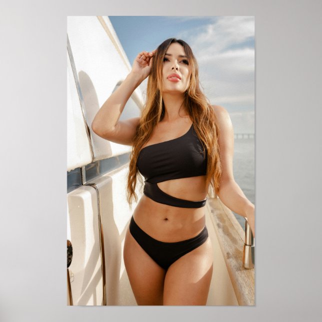 Poster Woman Enjoying A Sunny Day On A Yacht (Frente)
