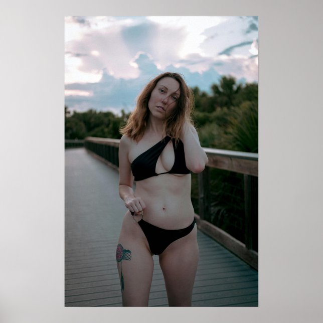 Poster Woman In Black Bikini On Boardwalk (Frente)