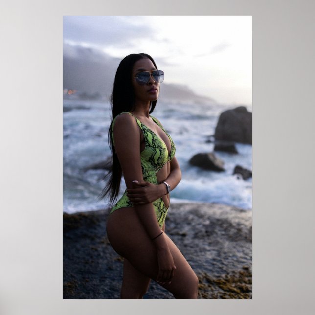 Poster Woman In Green Swimsuit By The Ocean (Frente)