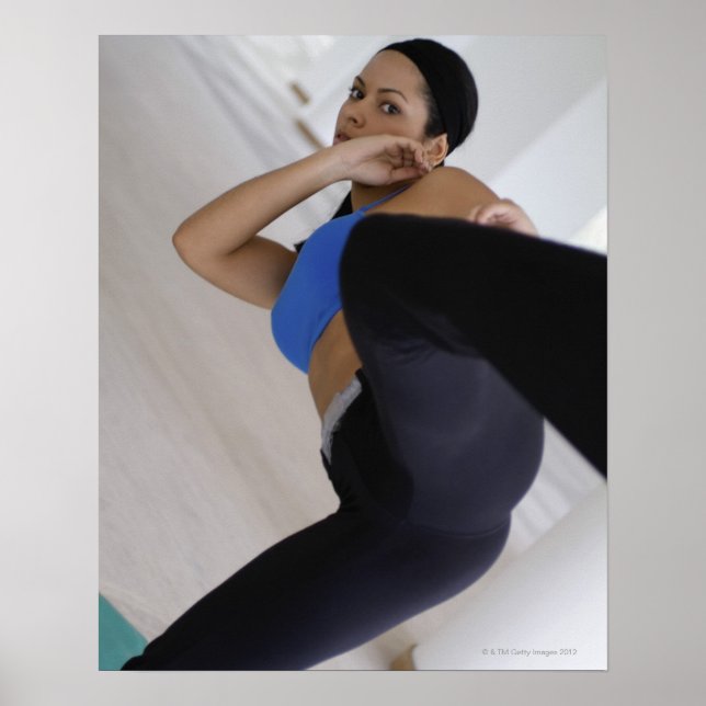 Poster Woman performing martial arts (Frente)