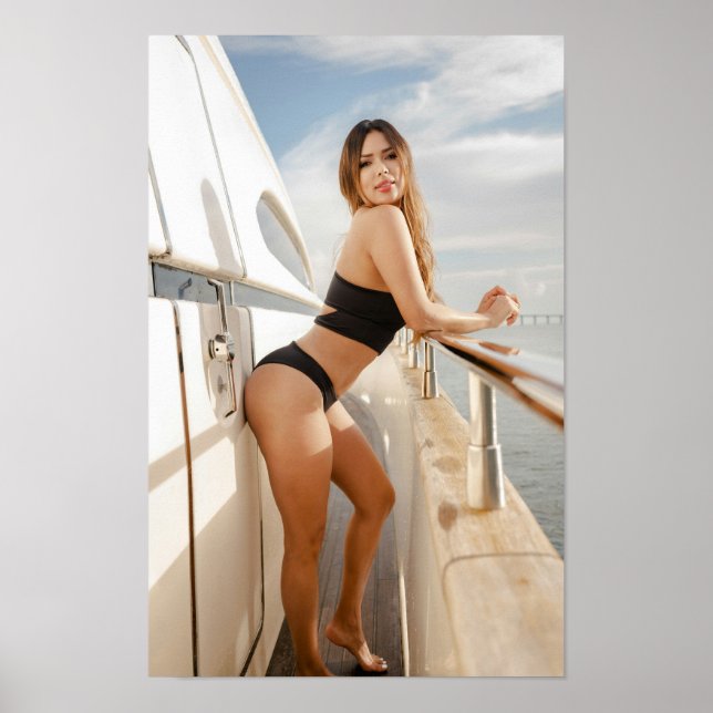 Poster Woman Relaxing On Yacht (Frente)