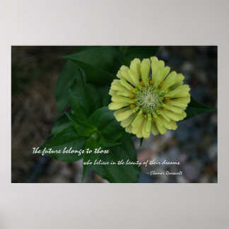 Pôster Yellow Zinnia com citação de Eleanor Roosevelt