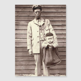 Postman Uniforme com Bebê em Mala de Correio