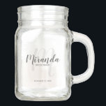 Pote De Vidro Mason Roteiro moderno damas de honra personalizadas<br><div class="desc">Adicione um toque pessoal a seu casamento com o frasco de pedreiro personalizado das damas de honra. Este frasco de pedreiro caracteriza o nome da dama de honra personalizada no estilo de pia batismal moderno cinzento do roteiro e o monograma na luz - estilo de pia batismal moderno cinzento do...</div>