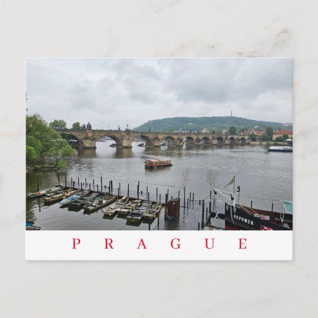 Praga Charles Bridge e barcos veem cartão postal (Frente)