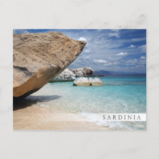 Praia da Sardenha com cartão postal de bar com gra