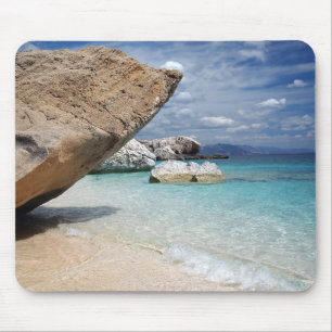 Praia de Sardinia com mousepad grande das rochas