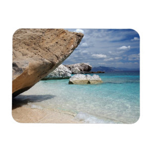 Praia de Sardinia com o ímã retangular das rocha