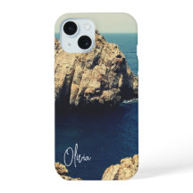praia personalizada à beira da costa rochosa - err
