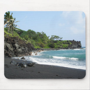 Praia preta vulcânica da areia no mousepad de
