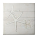 Praia Starfish Sandoz Shelly Wood Lavado Branco<br><div class="desc">O design monocromático simples e elegante é perfeito para uma casa de praia de na moda moderna ou para uma casa em Cottage na praia. O pasto de óleo pintado de peixe-estrela branco e o sol embrulham conchas de areia dólar com detalhes elegantes e paixões foi criado por uma artista...</div>