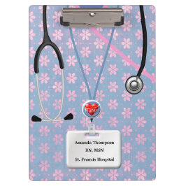 Pranchetas A enfermeira esfrega no teste padrão de flor