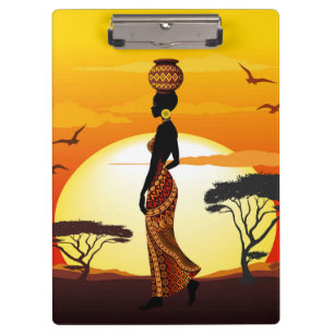 Pranchetas A linda mulher africana Silhouette sobre os sóis a