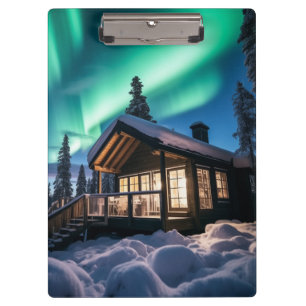 Pranchetas Aurora borealis sobre a cabana de inverno