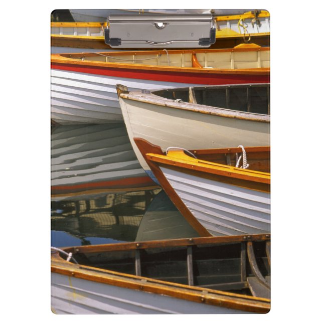 Pranchetas Barcos de cor brilhante no Centro de Barcos de Mad (Frente)