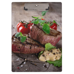 Pranchetas Bifes grelhados do churrasco com ervas e os