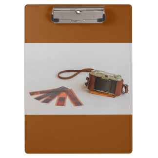 Pranchetas câmera antiga com negativo na área de transferênci