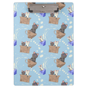 Pranchetas Gatos na caixa e leite cai em azul