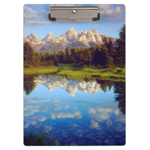 Pranchetas Grand Tetons refletidos no rio Snake