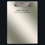 Pranchetas Metal de aço inoxidável prateado personalizado<br><div class="desc">A área de transferência personalizada de metal de aço inoxidável prateado apresenta fundo metálico prateado brilhante e modelo de nome. Um design perfeito para o trabalho, escritório ou corporativo.Também excelente como presente.Clique no botão personalizar para personalizá-lo com seu texto ou nome.Visite gentilmente minha loja " ama youart" para outros designs...</div>