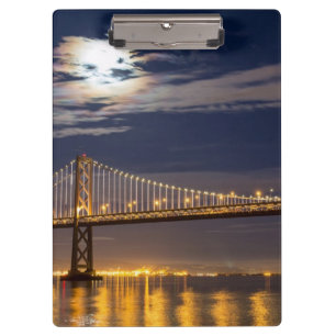 Pranchetas O moonrise hoje à noite sobre a ponte da baía