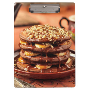 Pranchetas Panquecas do chocolate com bananas e caramelo