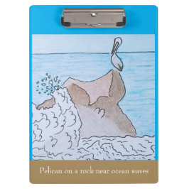 Pranchetas Pelicano em uma rocha perto das ondas do oceano