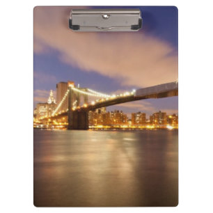 Pranchetas Ponte de Brooklyn e Manhattan na noite