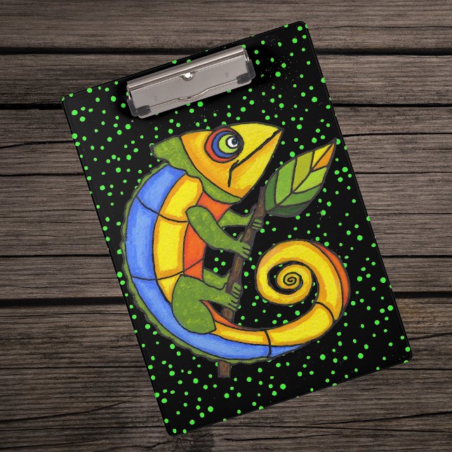Pranchetas Pontos de Ramificação de Lagarto Divertido Colorid (Fantasy colourful lizard holding stick with leaf on black with green dots clipboard.)