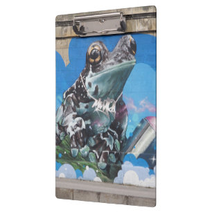 Pranchetas Sapo legal entre grafites das latas de