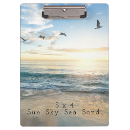 Pranchetas Sun. Céu. Mar. Areia. Cena da praia