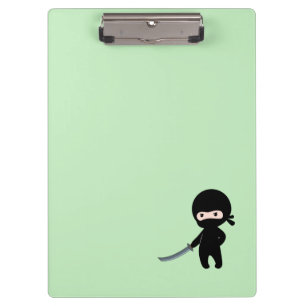 Pranchetas Tiny Angry Ninja sobre o verde