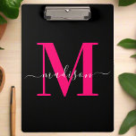 Pranchetas Trendy Bold Hot Pink & Black Monographic Girly<br><div class="desc">Uma área de transferência de nome inicial exclusiva com tipografia em negrito, rosa e preto. As iniciais personalizadas são exibidas em uma fonte moderna e impressionante, criando um aspecto na moda e profissional. Perfeito para manter documentos organizados enquanto adiciona um toque personalizado e à moda ao seu espaço de trabalho....</div>