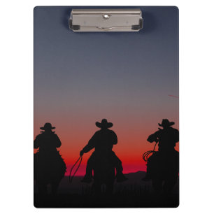 Pranchetas vaqueiro no pôr do sol