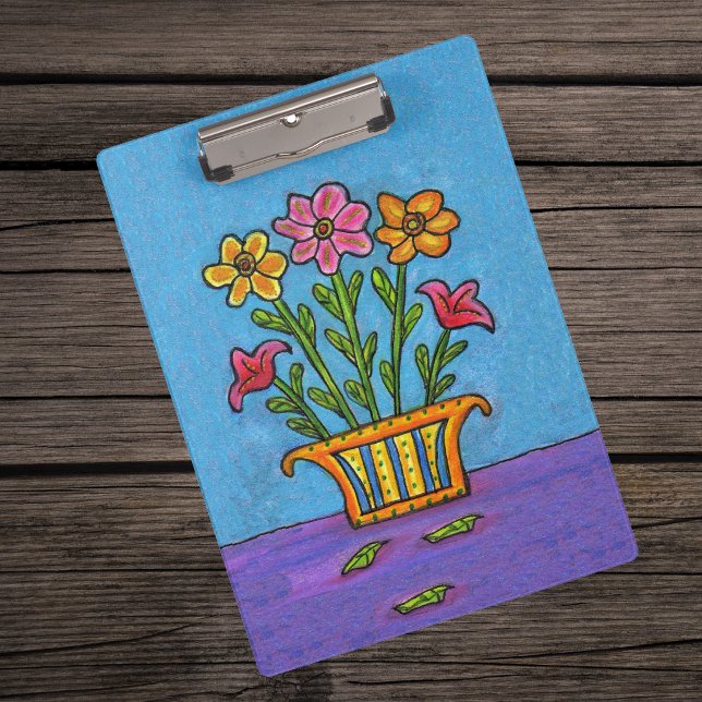 Pranchetas Vaso de Flores do Bela Ramalhete Arte Folclórica (Spring flowers in blue yellow vase on purple table table on blue clipboard.)