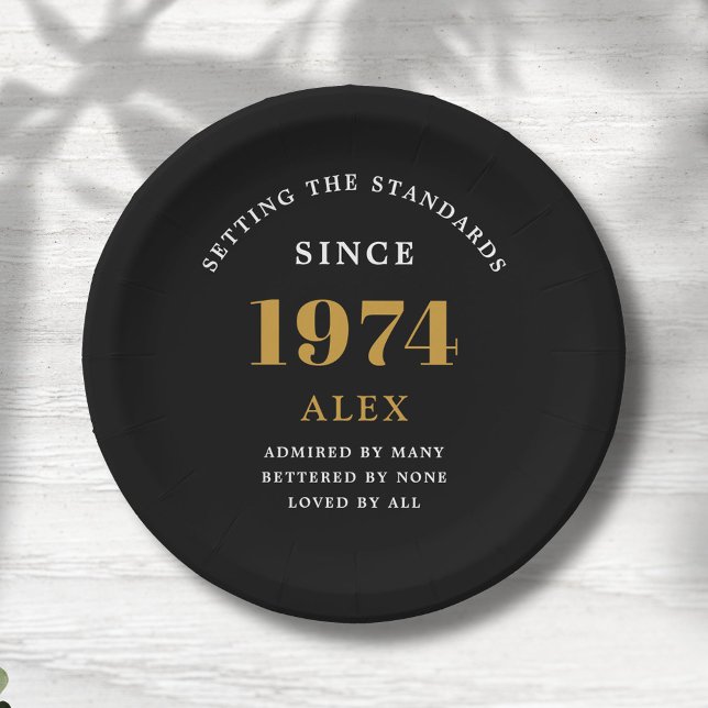 Prato De Papel 50º Aniversário Nome 1974 Chic Dourado Negro Elega (Sophisticated 50th Birthday Unique Black & Gold Party Paper Plates.)