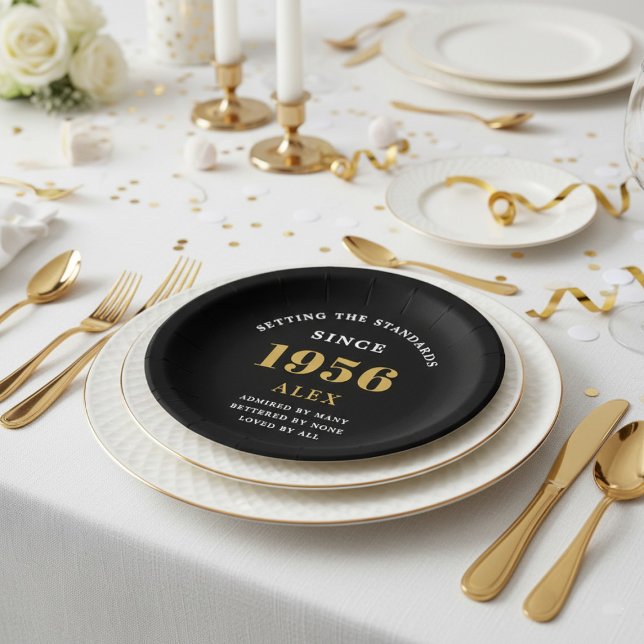 Prato De Papel 70th Birthday Name 1956 Black Gold Elegant Chic (1956 birthday paper plate. White and gold table setting background.)