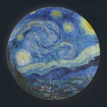 Prato De Papel A Noite Estrelada, 1889, por Vincent van Gogh<br><div class="desc">A Noite Estrelada,  1889,  por Vincent van Gogh. Ele mostra a visão da janela voltada para leste da sua sala de asilo em Santo-Rémy-de-Provence,  logo antes do nascer do sol,  com a adição de uma vila imaginária.</div>