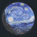 Prato De Papel A Noite Estrelada de Van Gogh<br><div class="desc">Uma pintura a óleo do pintor holandês excelente Vincent Van Gogh (1853-1890), considerado por alguns como sua mais famosa obra de arte, Van Gogh pintou "A Noite Estrelada" em 1889 da memória enquanto vivia em um asilo na França onde ele se tinha inscrito para depressão. A cena retrata a vista...</div>