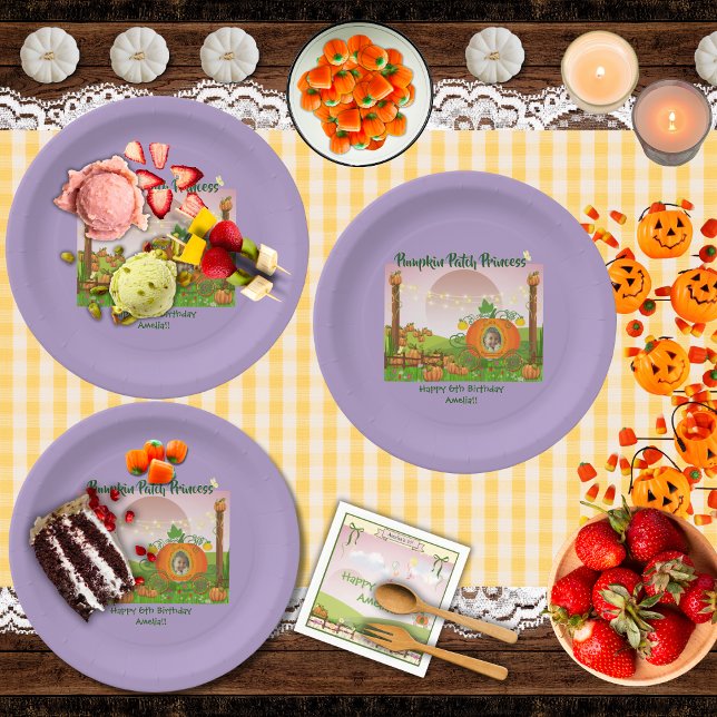 Prato De Papel Aniversário da Menina de Abóbora Roxa (Pretty purple personalized "Pumpkin Patch Princess" with your photo girl's birthday party plates)
