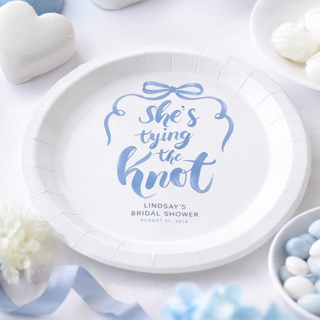 Prato De Papel Arco-íris Azul Po dusty Blue Bow Ela Está Casando  (Dusty Blue Bow Bridal Shower Paper Plates for Whimsical Celebration)