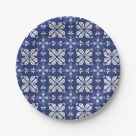 Prato de papel azul e branco com floral intrincado